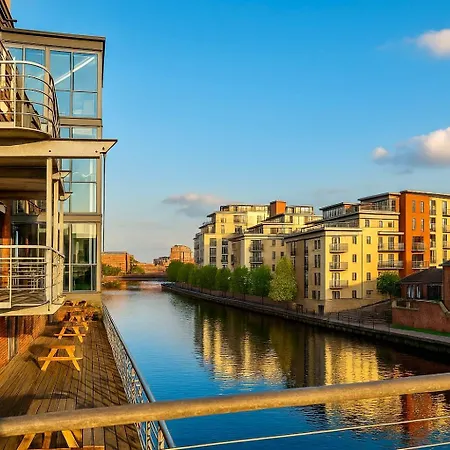 Canal Side Luxury In Centre Sleeps 3 *