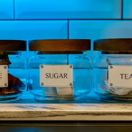 Apartment Canal Side Luxury In Centre Sleeps 3