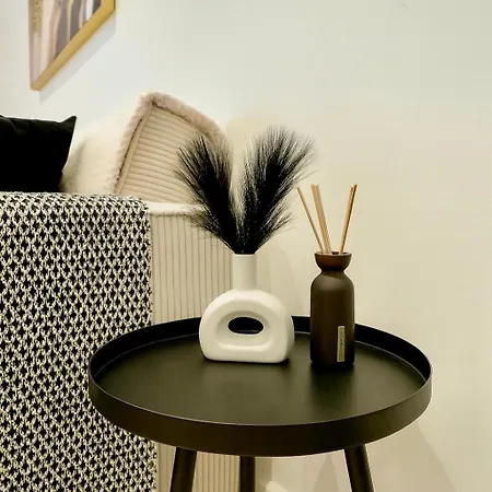 Canal Side Luxury In Centre Sleeps 3 Leeds (West Yorkshire)