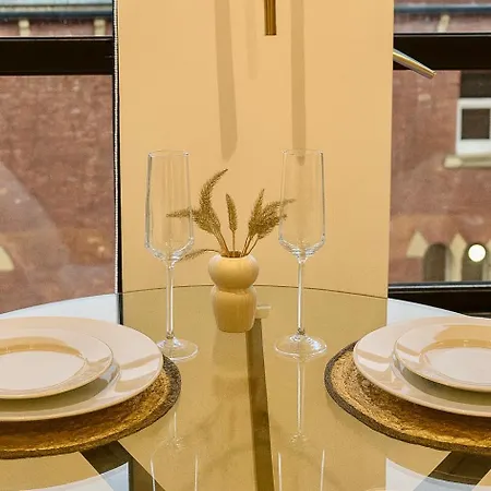 Canal Side Luxury In Centre Sleeps 3