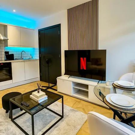 Canal Side Luxury In Centre Sleeps 3 Апартаменти