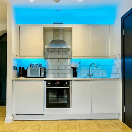 Canal Side Luxury In Centre Sleeps 3