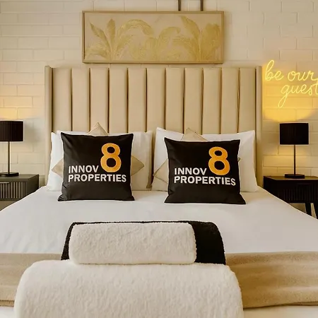 Apartmán Canal Side Luxury In Centre Sleeps 3 *