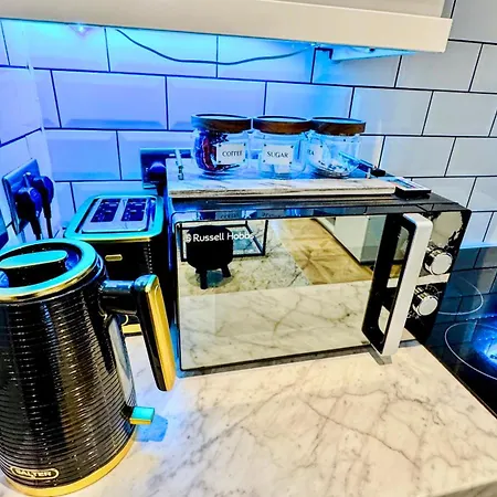 Canal Side Luxury In Centre Sleeps 3 *