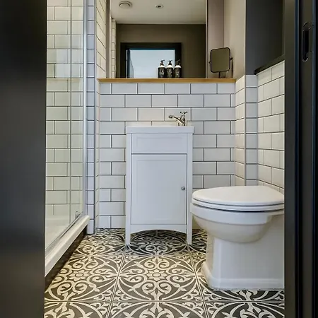 Canal Side Luxury In Centre Sleeps 3