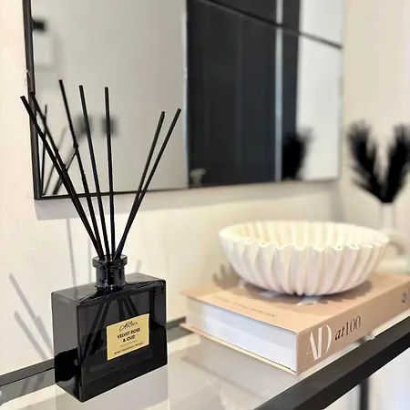 Canal Side Luxury In Centre Sleeps 3