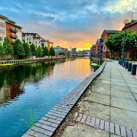 Апартаменти Canal Side Luxury In Centre Sleeps 3 *