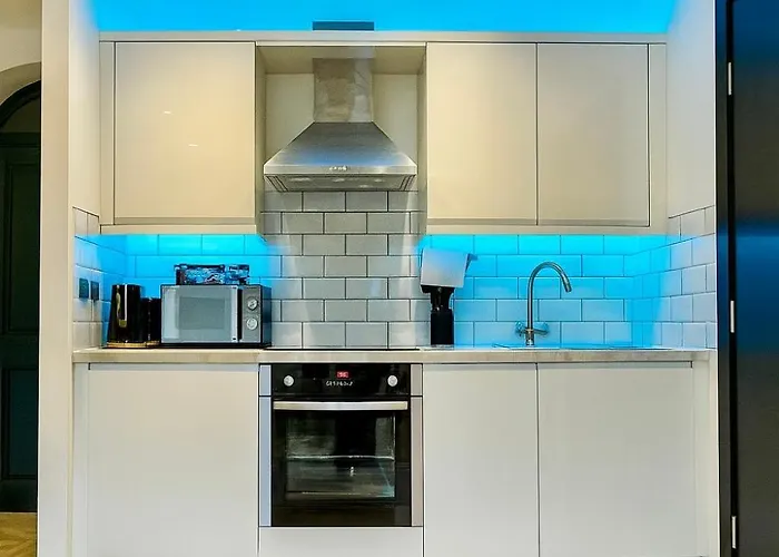 Canal Side Luxury In Centre Sleeps 3