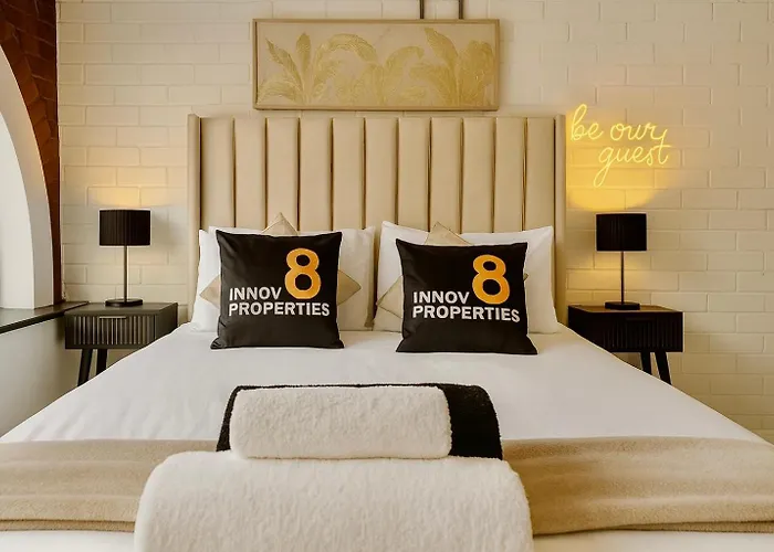 Апартаменти Canal Side Luxury In Centre Sleeps 3 *