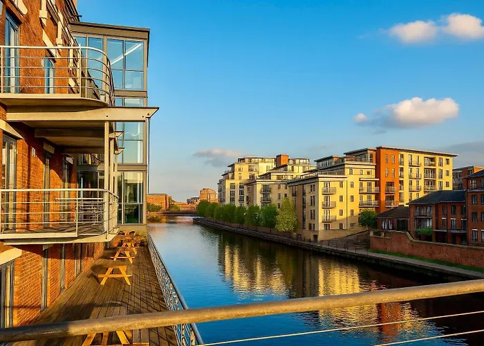 Canal Side Luxury In Centre Sleeps 3 *