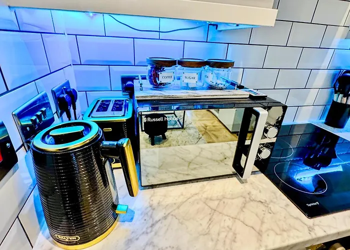 Canal Side Luxury In Centre Sleeps 3 *