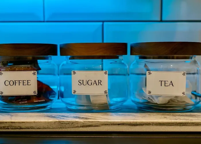 Апартаменти Canal Side Luxury In Centre Sleeps 3