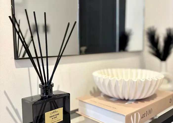 Canal Side Luxury In Centre Sleeps 3