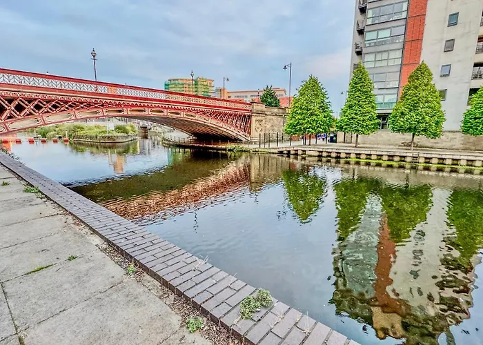 Canal Side Luxury In Centre Sleeps 3 Апартаменти *