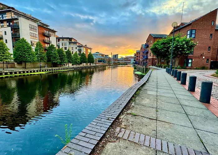 Апартаменти Canal Side Luxury In Centre Sleeps 3 *